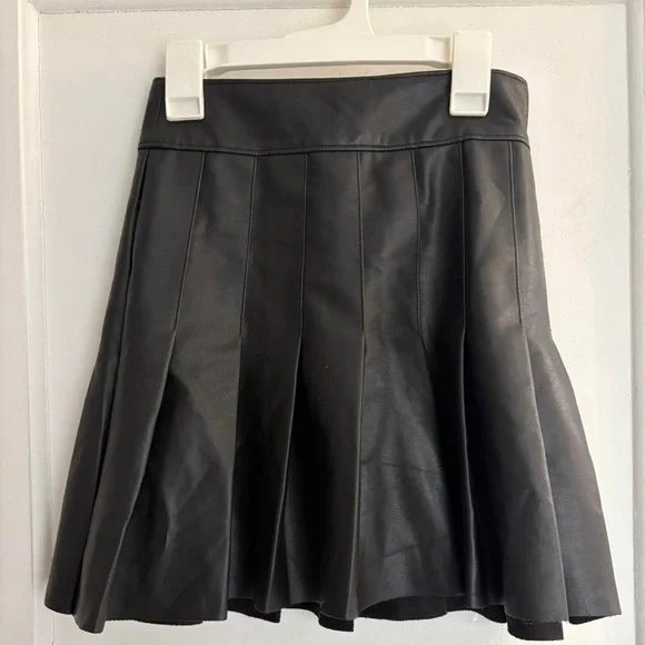 Abercrombie & Fitch Vegan Leather Black Pleated Leather Skirt - Picture 2 of 2